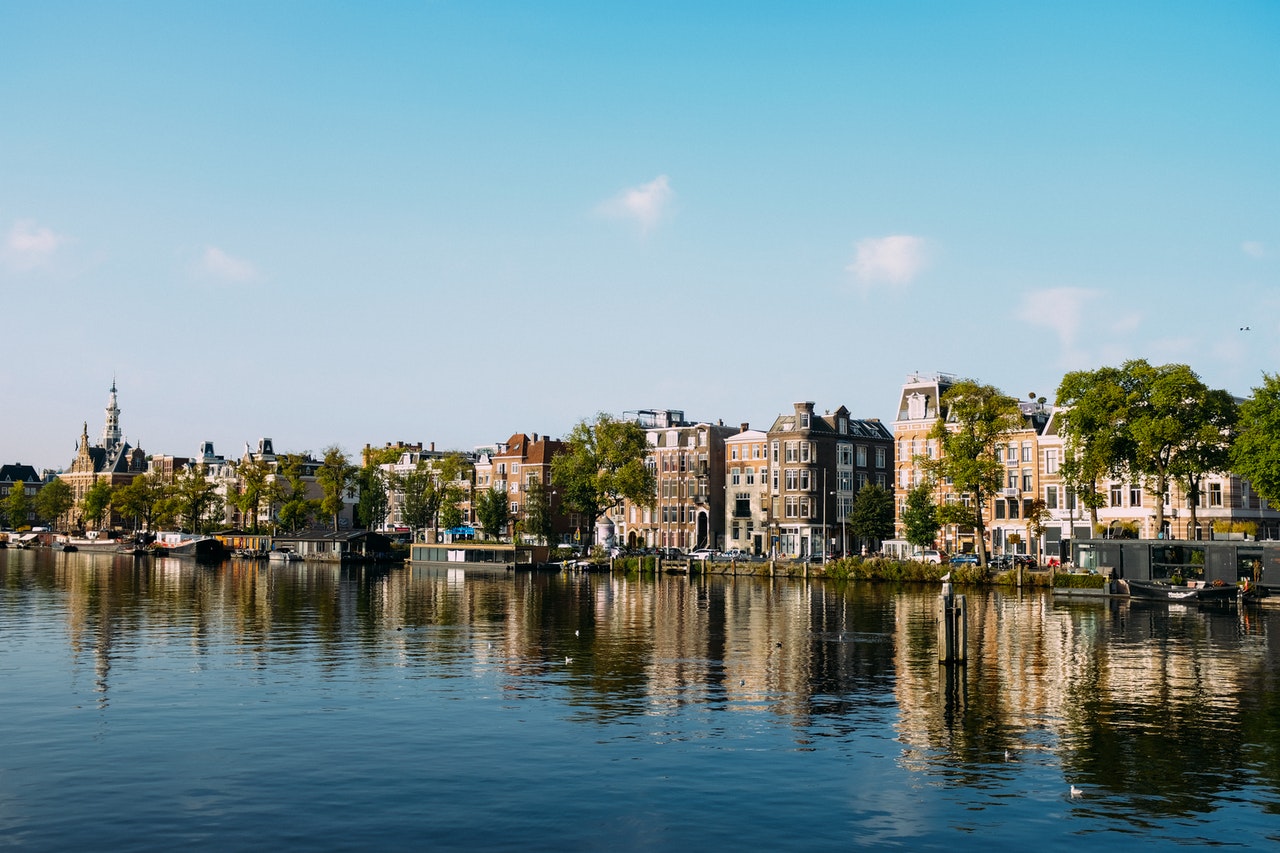 https://www.fiberunie.nl/wp-content/uploads/2020/12/pexels-adrien-olichon-3884464.jpg